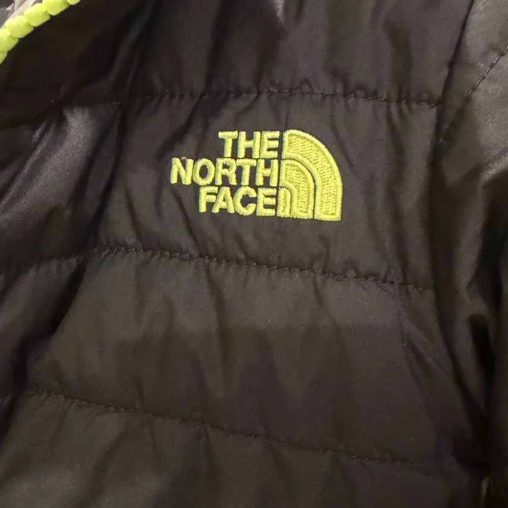 The North Face Jacket boys 4T - Picture 2 of 9